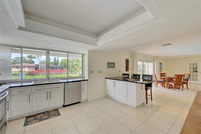Building Photo - 980 Renmar Dr