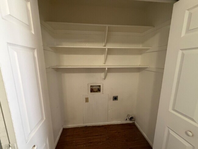 Foto del edificio - Duplex Located West Of University Near Parks & Movie Theater!
