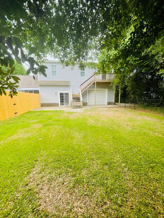 Building Photo - 210 Oak Grove Cir