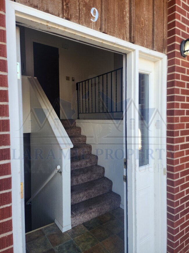 Foto del edificio - 2 Bed 1 1/2 Bath Townhouse Style Apartment