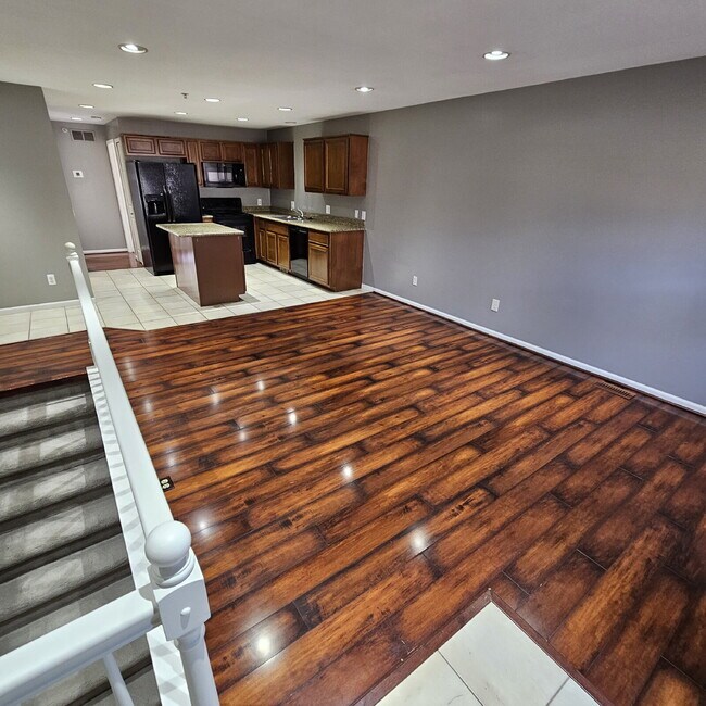 Foto del edificio - 2 Bed, 2 Bath Townhouse w/Granite Countert...