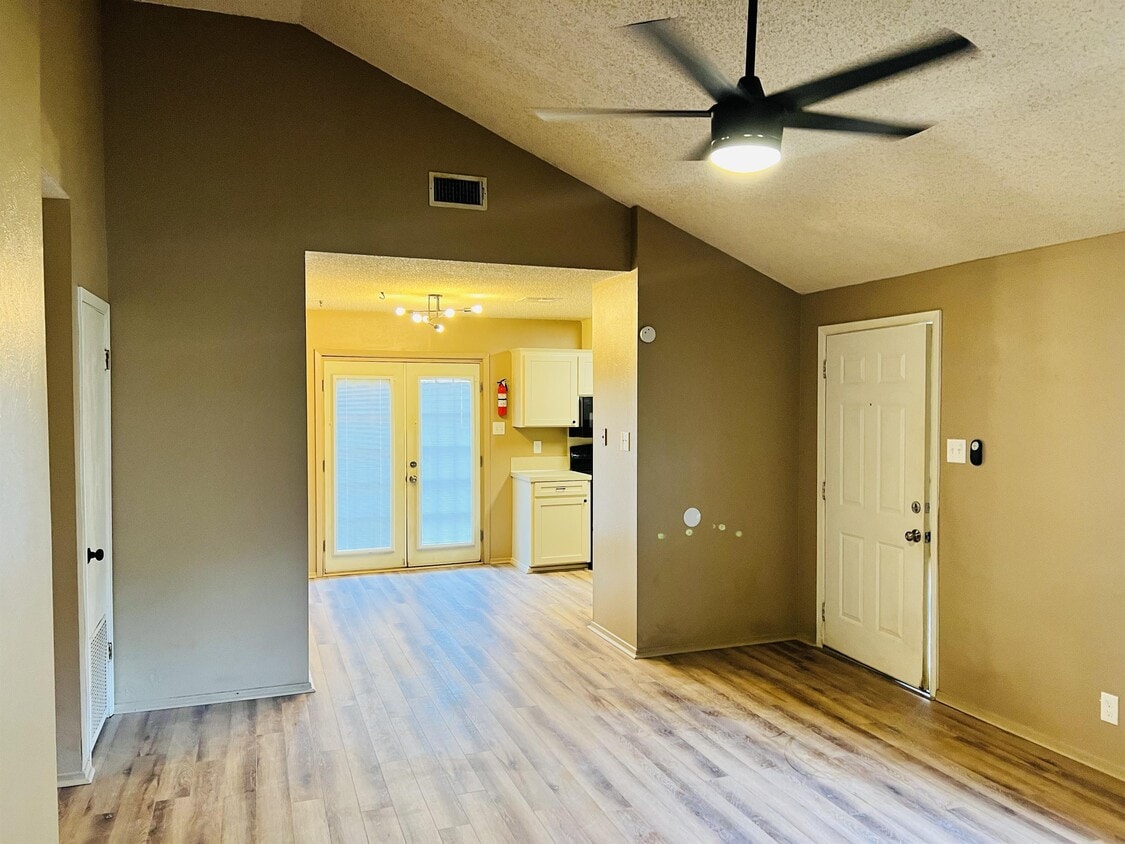 Foto principal - 315 Cedarbrook Dr