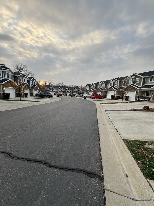 Building Photo - 3 bdrm 2 1/2 bth townhouse 1 Car Garage