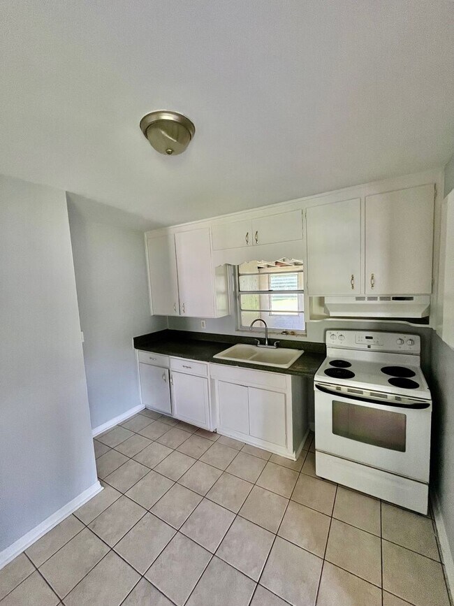 Foto del edificio - HUGE Lakeland 3BR/1BA w/Carport in Nice Re...