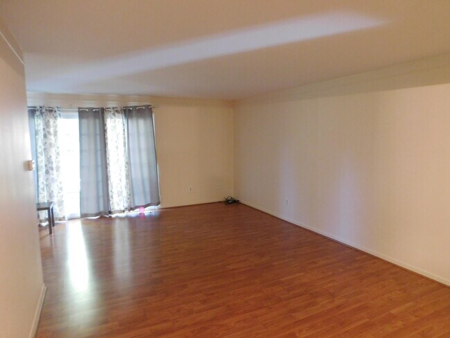 Building Photo - 444 N Fox Hills Dr