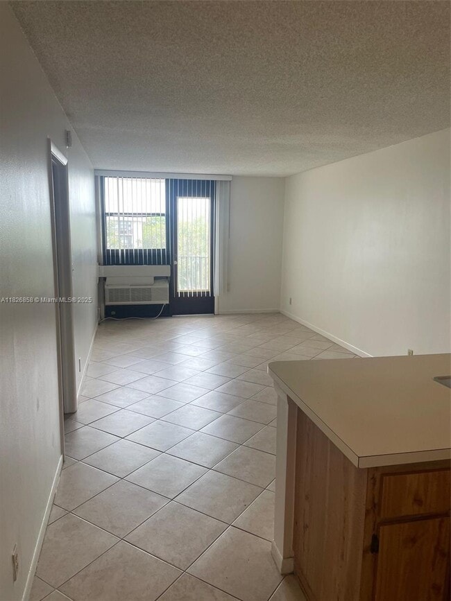 Building Photo - 2771 Riverside Dr