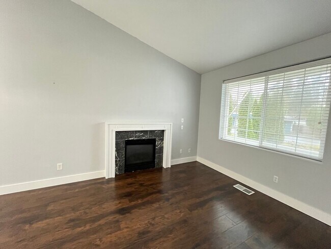 Building Photo - Fabulously Updated 4 Bed + 2.5 Bath Home i...
