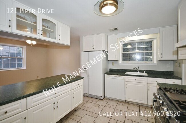 Foto del edificio - 4 Bed, 2.5 Bath House in Mt. Lebanon