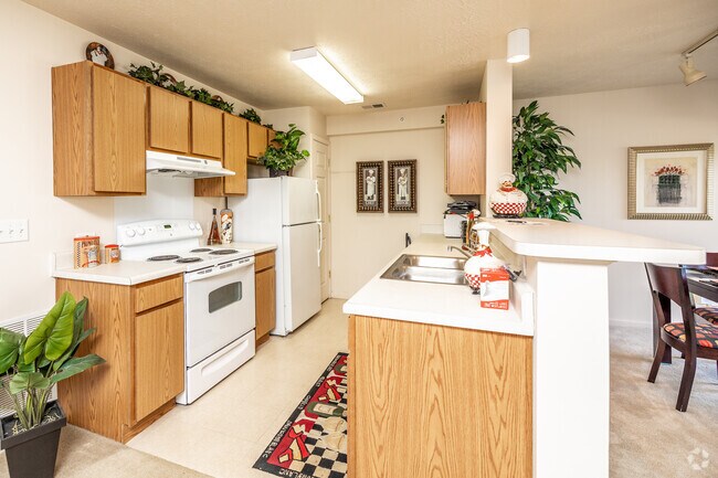Interior Photo - CROSS CREEK I