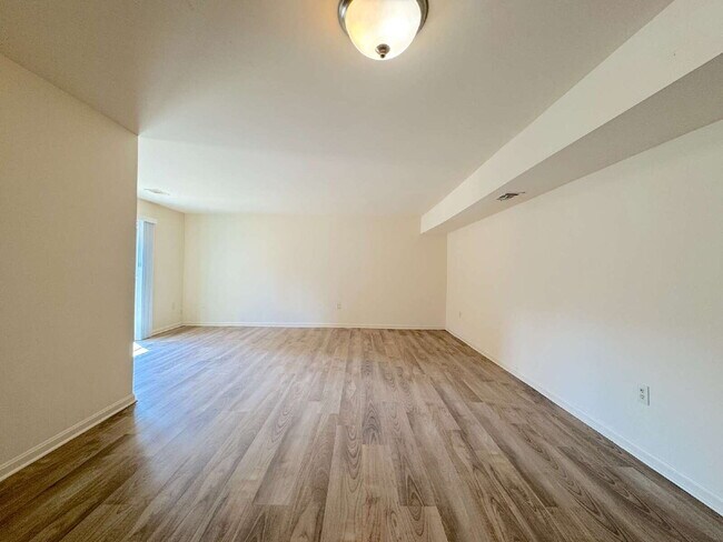 Building Photo - Comfortable Annandale Home with Functional Layout and Outdoor Space