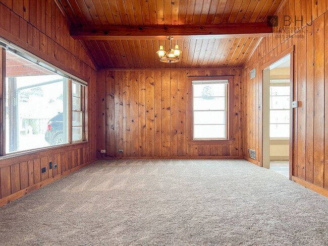 Building Photo - 6 month lease! 3 bed/ 1 bath Single Family Home on Coffeen!