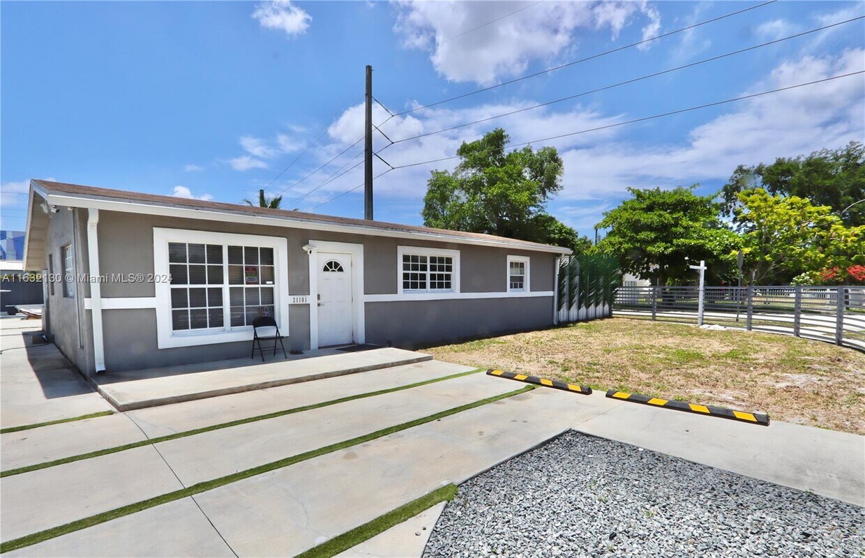 Primary Photo - 21101 NE 13th Pl