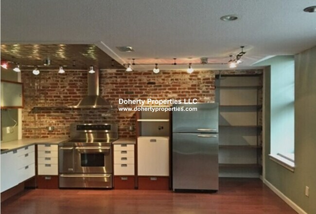 Building Photo - 201 Thorndike St