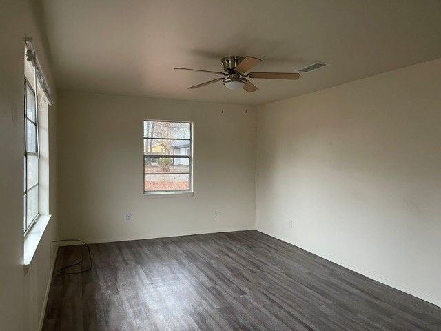 Building Photo - 1305 Cope Dr