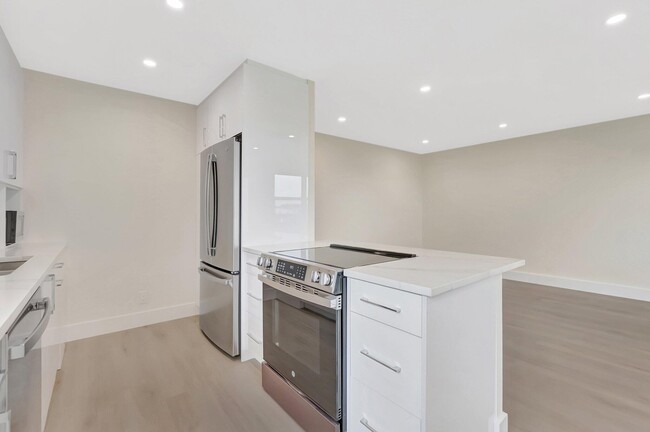 Building Photo - 4068 Ainslie Dr