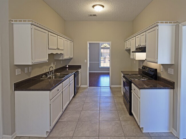 Building Photo - 3 Bedroom, 2.5 Bathrooms Near S Germantown and E Shelby Dr