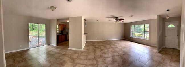 Building Photo - Spacious Three Bedroom, Two Bath Beautiful...