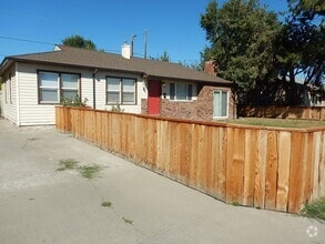 Building Photo - 207 SW Ewen St