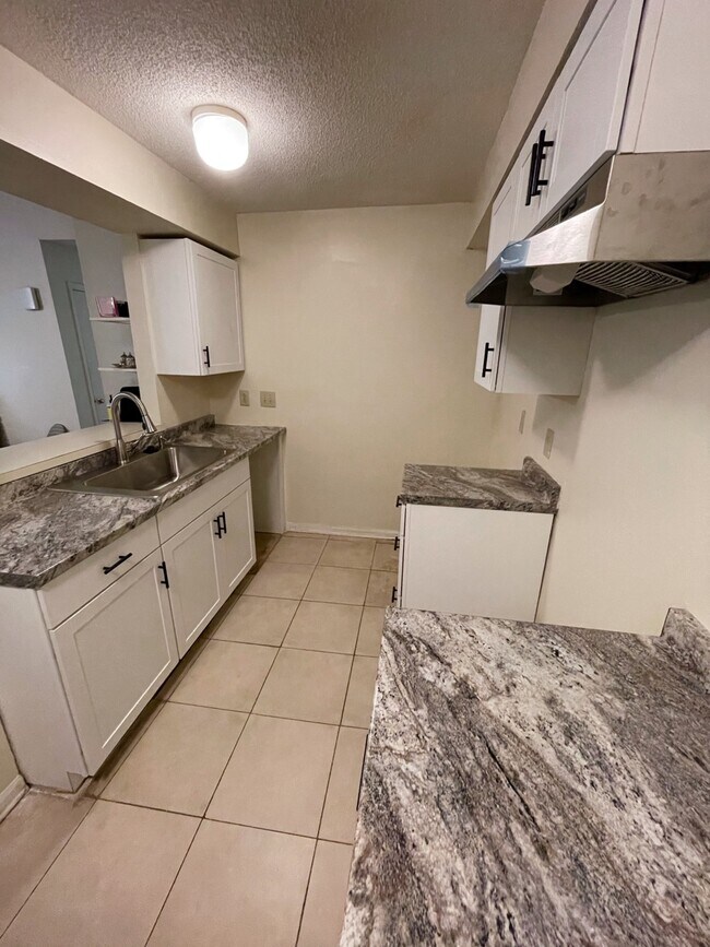 Building Photo - 9627 Vinca Cir