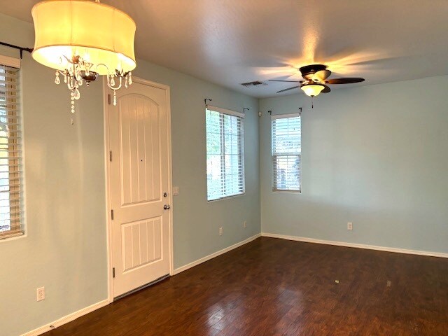 Foto del edificio - 2893 N Claire Dr