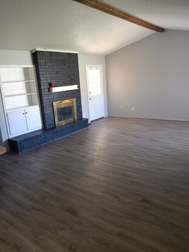 Foto principal - 9914 Larkspur Ln