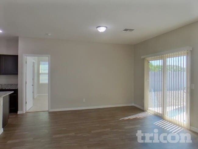 Foto del edificio - 37123 W Capri Ave