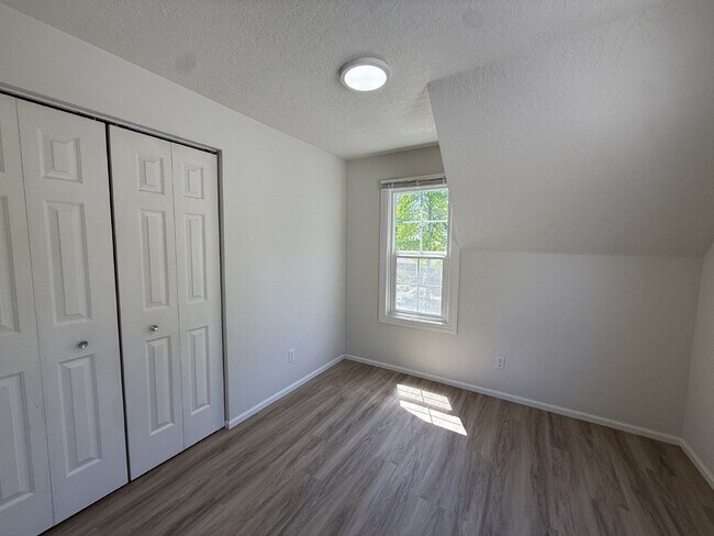 Building Photo - 777 W 10th Ave