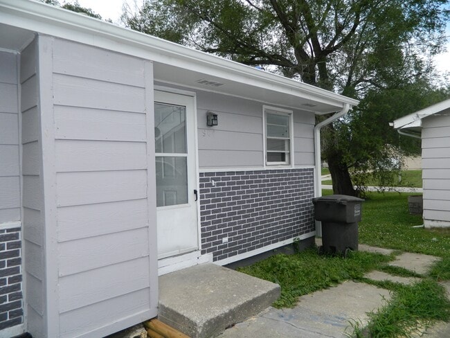 Building Photo - 904 SE 10th St