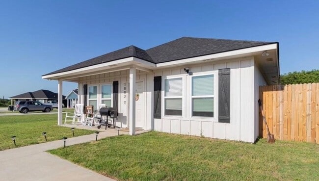 Building Photo - 1002 Westgate Ave