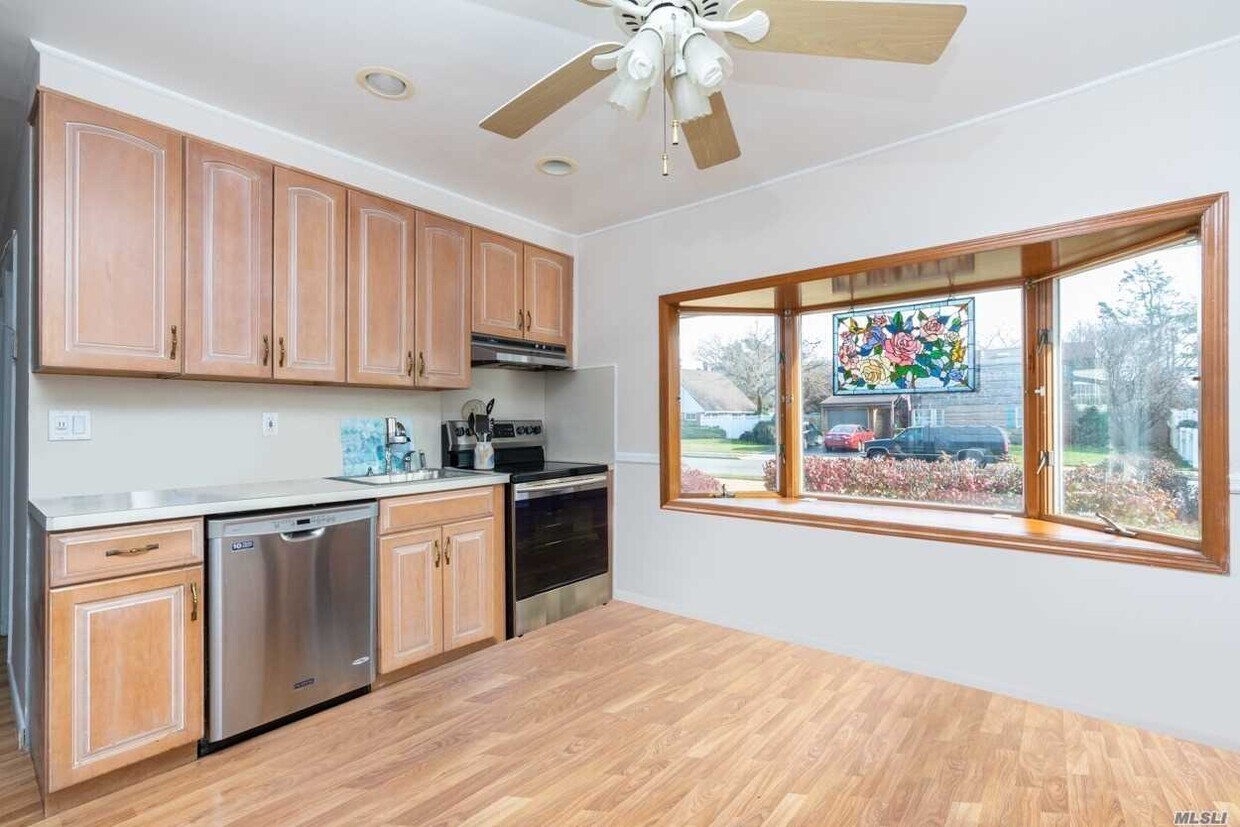 39 Acre Ln, Hicksville, NY 11801 House for Rent in Hicksville, NY