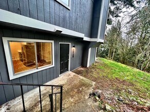 Building Photo - 4610 Fir Dr NE