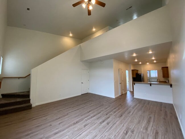 Building Photo - NEWLY RENOVATED SPACIOUS TOWNHOME!