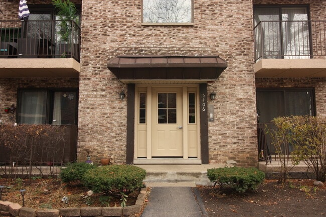 Building Photo - 5406 Chateau Dr