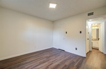 Building Photo - 2800 Jeanetta St