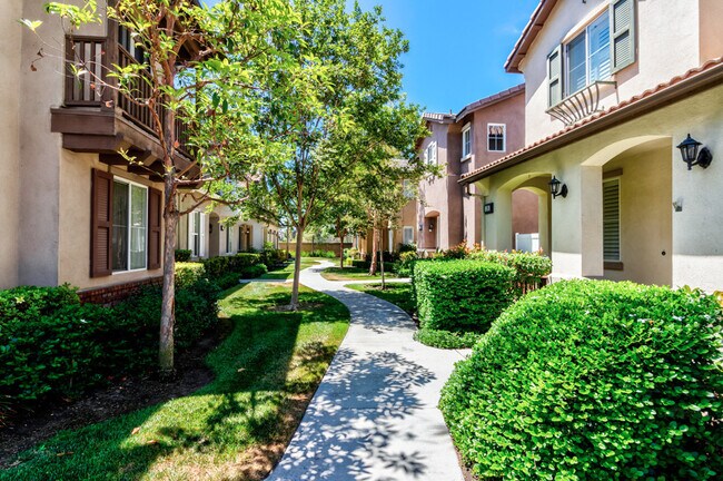Foto del edificio - 2 Master Suites - 2 car garage - Townhome