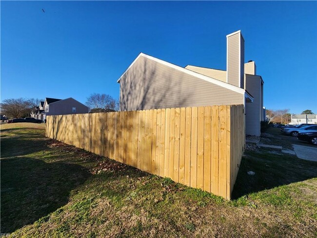 Building Photo - Renovated End Unit Townhouse in Salem Lakes!