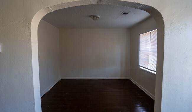 Building Photo - 433 Lawrence Rd