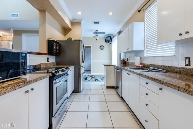 Building Photo - 3 br, 2.5 bath House - 8281 Hampton Wood Dr