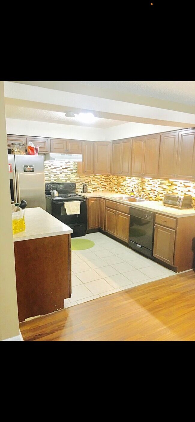 Building Photo - 102 Camelot Dr