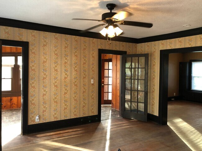 Building Photo - 4 BR/1.5 Bath home