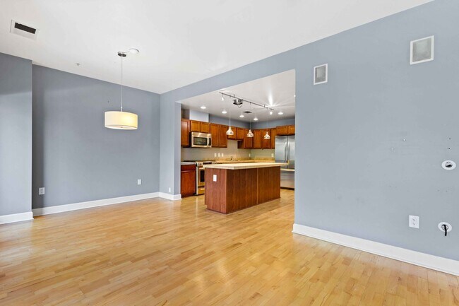 Foto del edificio - Spacious and Bright 1 Bedroom Condo in N C...