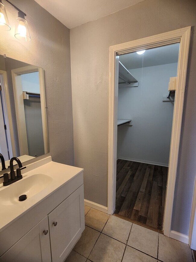 Foto del edificio - 948 N Lakewood Dr