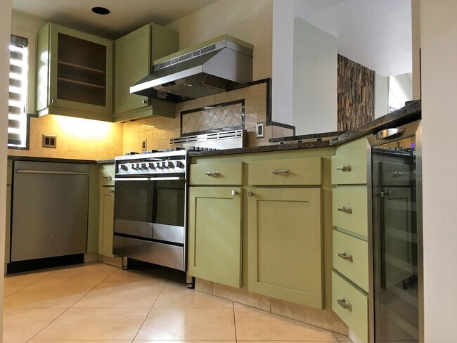 Building Photo - Beautiful Riverfront Condo in NW Bend!