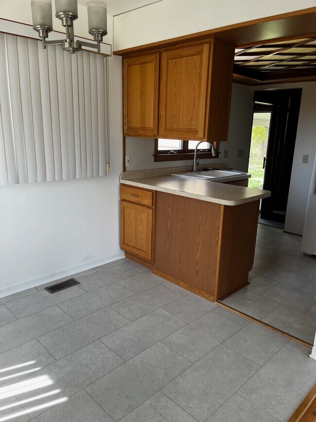 Building Photo - 2816 Cranbrook Rd