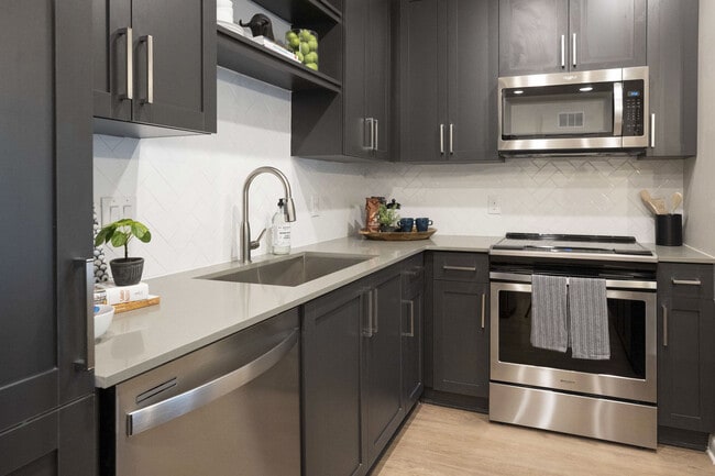 Building Photo - Live 8 West