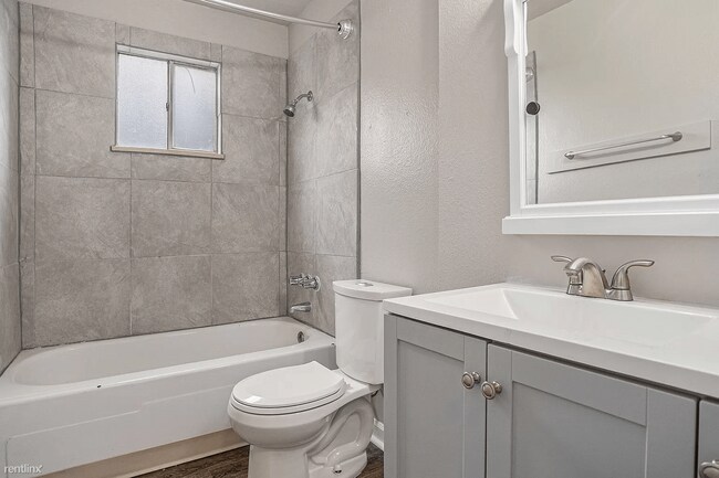 Foto del edificio - 2 br, 1 bath 4plex - 4215 Loomis Avenue C