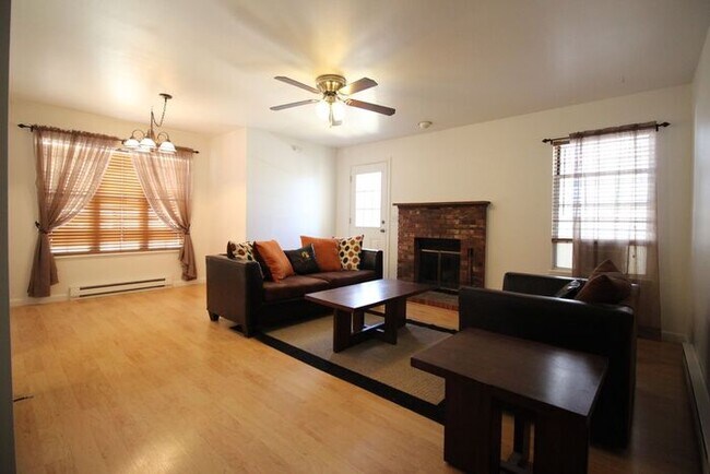Building Photo - Cozy 2 bedroom condo