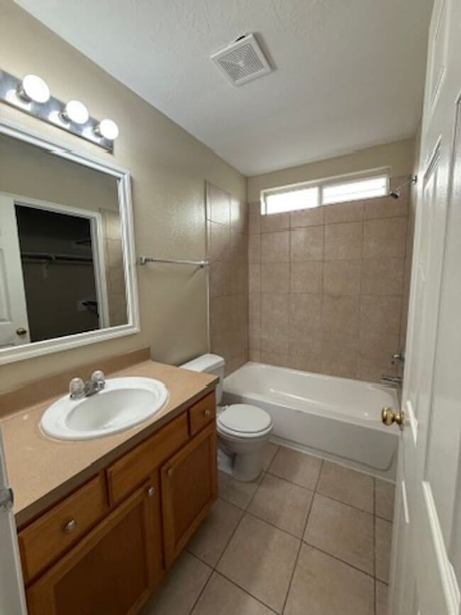 Building Photo - Spacious 4 Bed 2.5 Bath Duplex