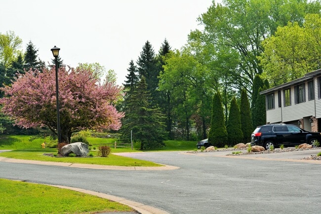 Outside view of cul-de-sec - 2002 Mesabi Ave