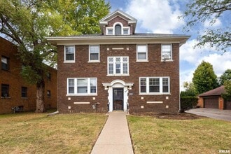 Building Photo - 318 W Columbia Ave